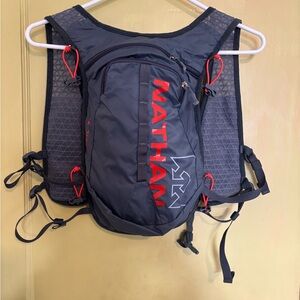 Nathan TrailMix 7L Vest Charcoal/CherryTomato